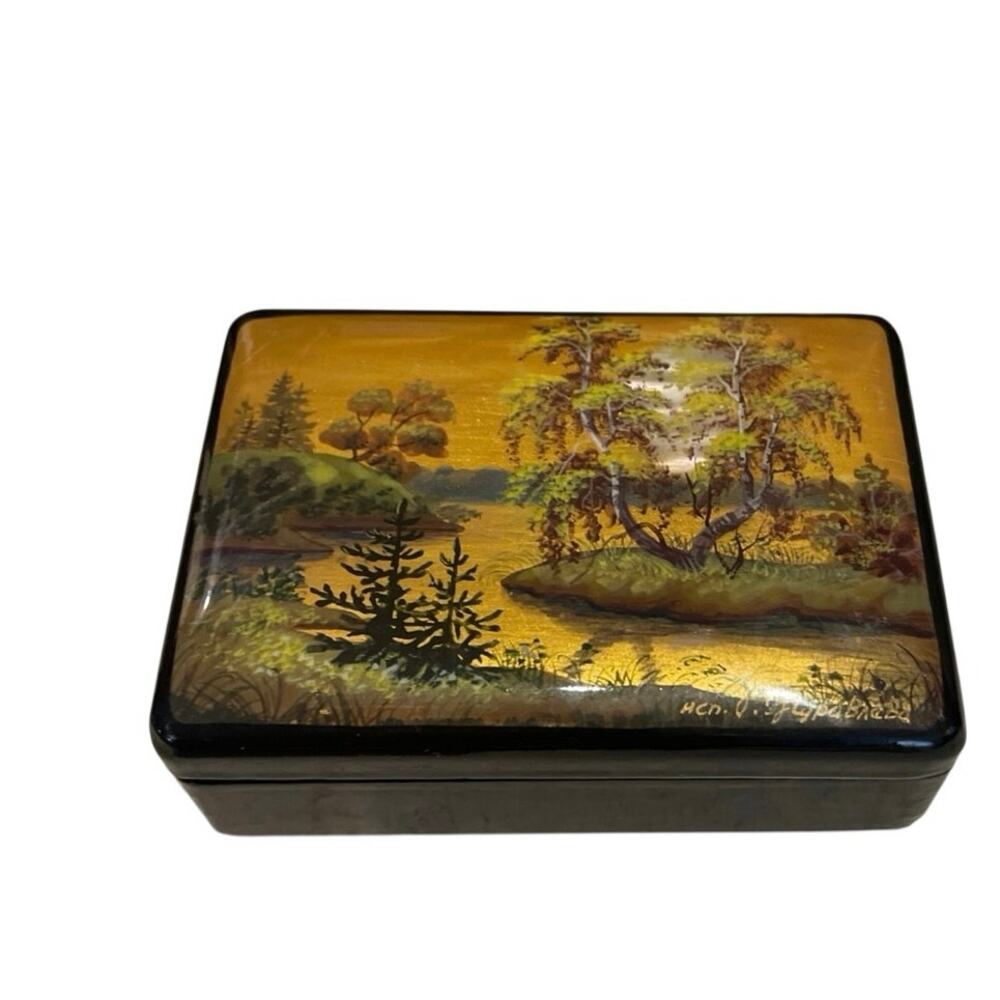Vintage Fedoski Russian Landscape Lacquered Trinket Box Signed 4x2.75x1.5”